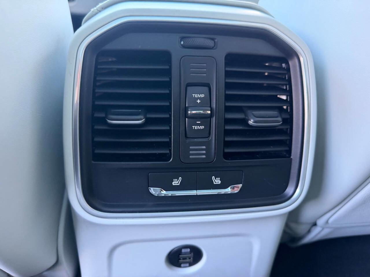Used 2017 Porsche Macan Turbo image 35