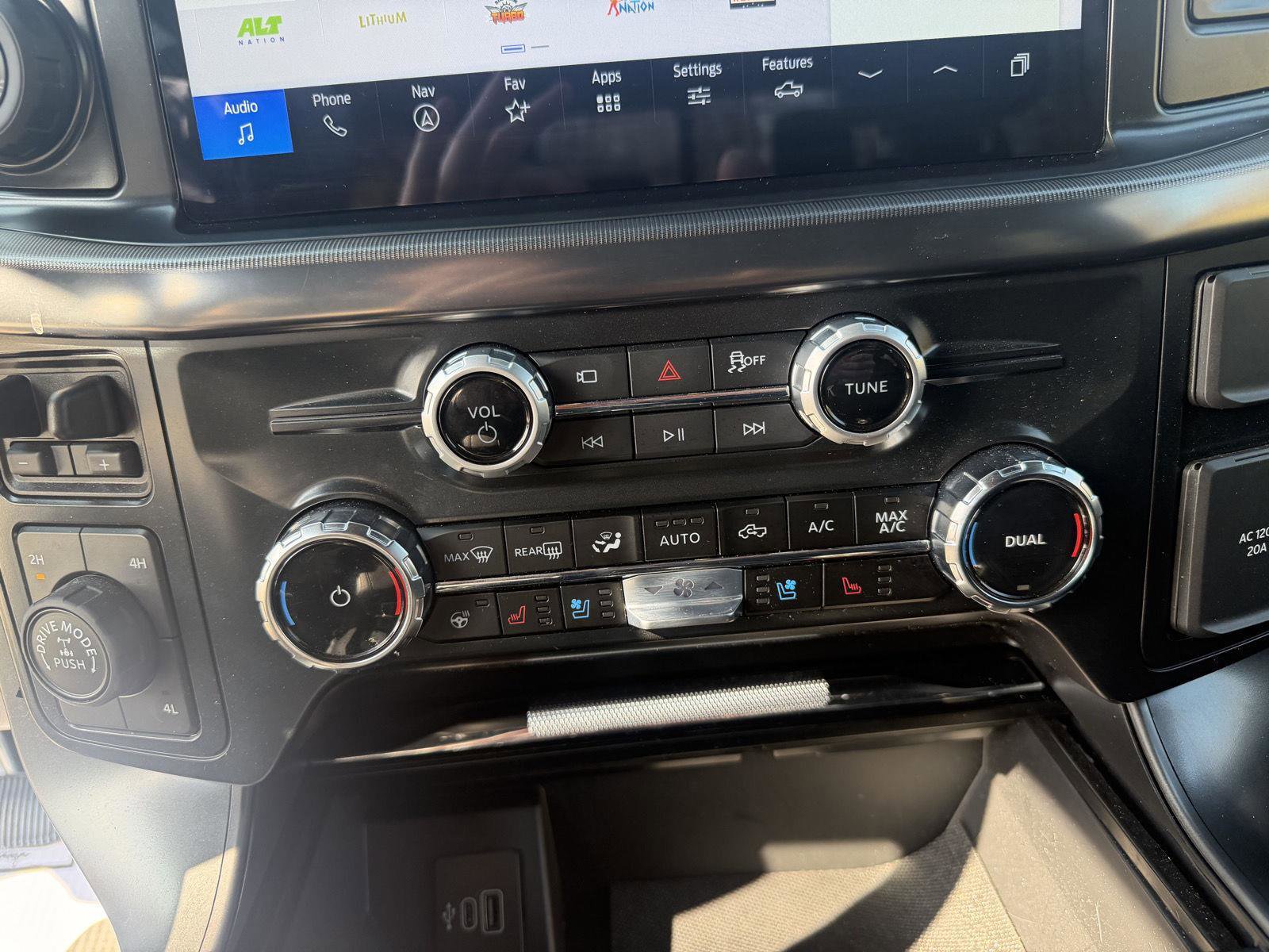 Used 2025 Ford F150 Lariat w/ Equipment Group 501A Mid image 21