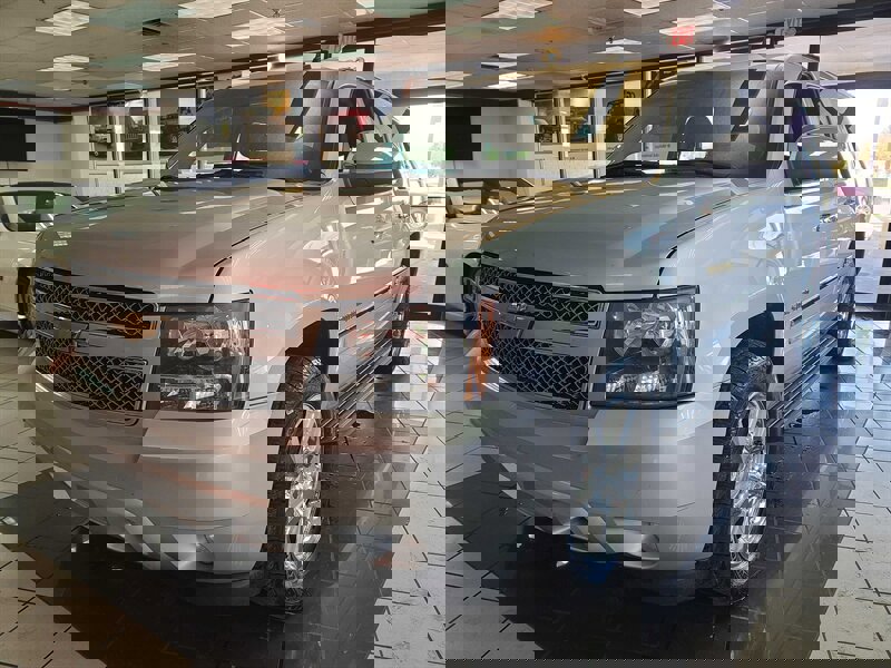 Used 2013 Chevrolet Suburban LTZ image 2