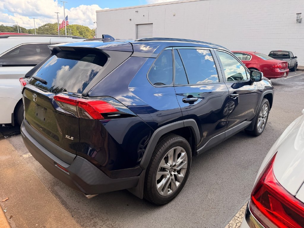Used 2021 Toyota RAV4 XLE Premium FWD image 9
