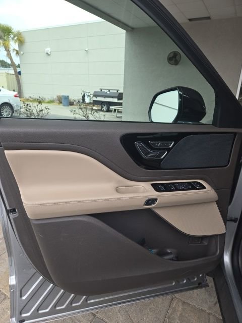 Used 2023 Lincoln Aviator AWD w/ Premium Package image 12