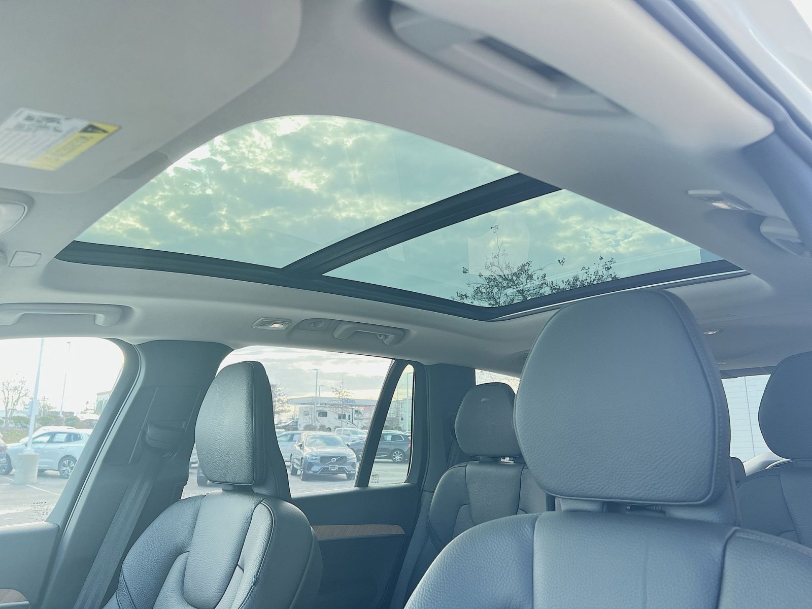 Certified 2025 Volvo XC90 B6 Plus image 24