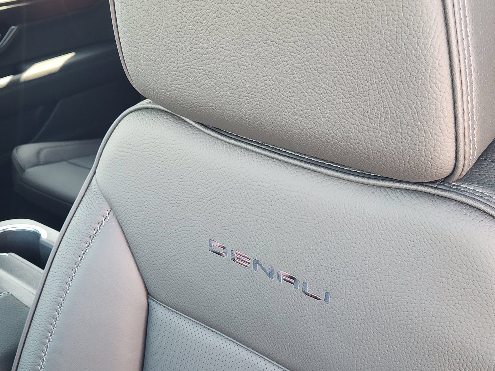 New 2026 GMC Yukon XL Denali w/ Denali Reserve Package AWD/4WD image 18