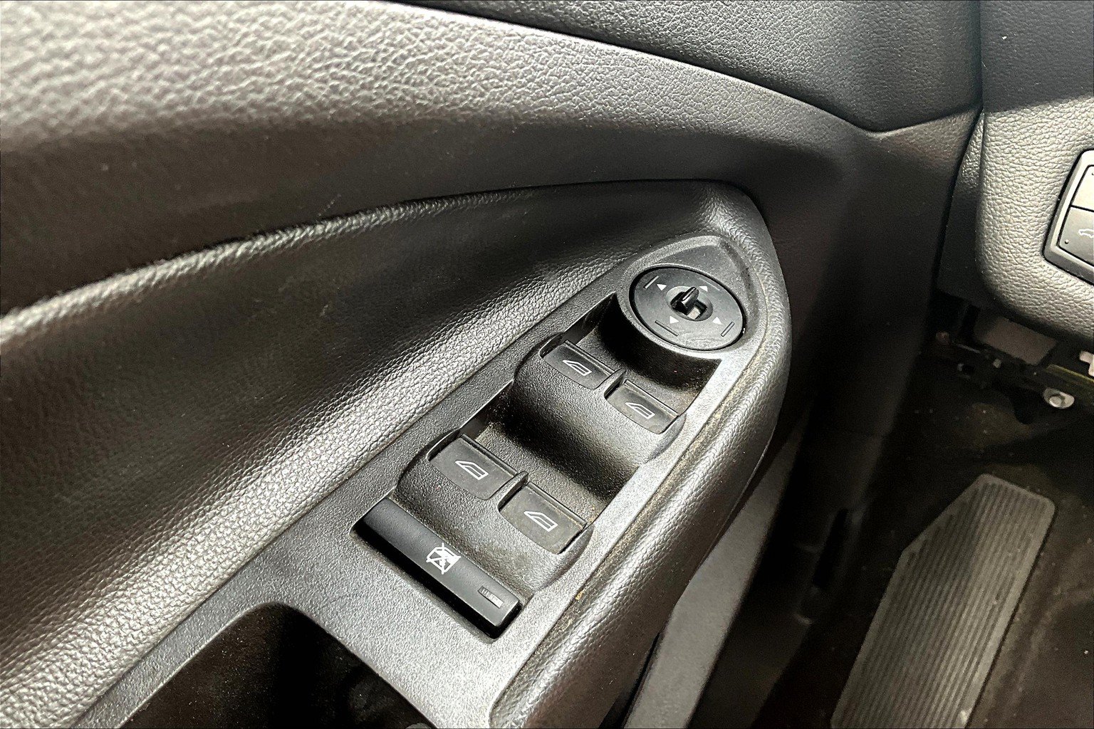 Used 2018 Ford Escape SE w/ SE Sync 3 Package FWD image 33