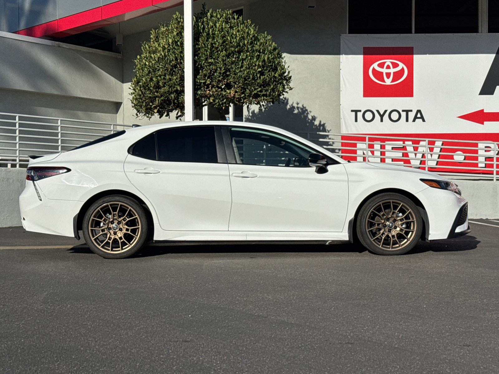 Used 2024 Toyota Camry SE w/ Convenience Package FWD image 6