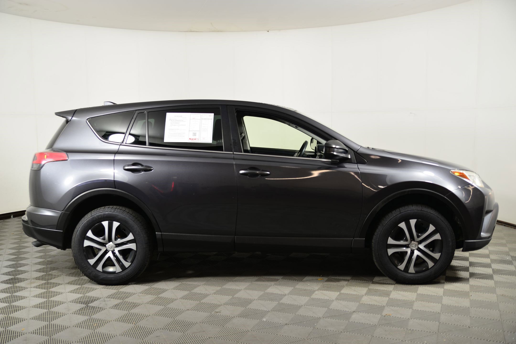 Used 2018 Toyota RAV4 LE image 7