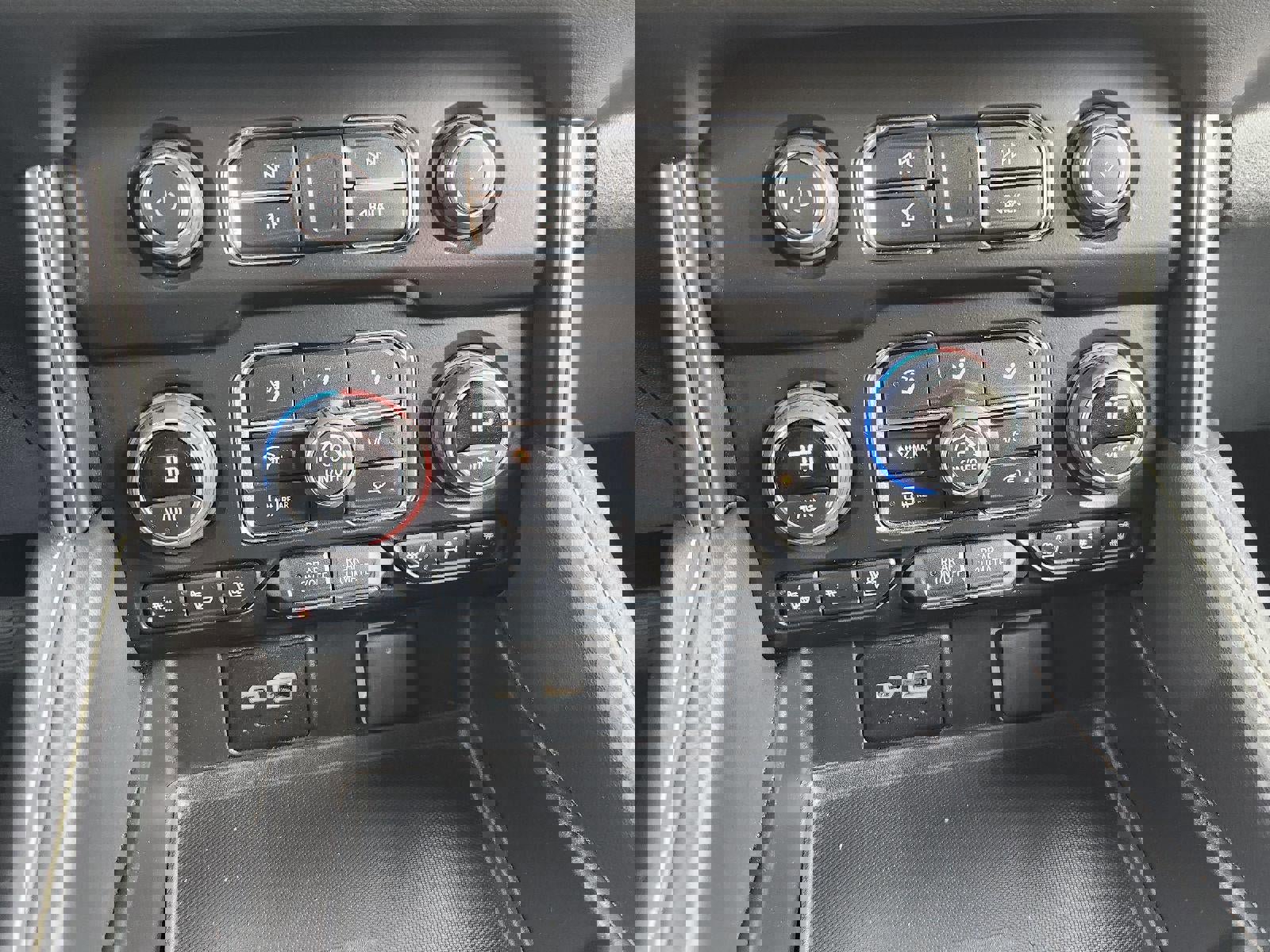 Used 2024 Chevrolet Suburban Premier image 28