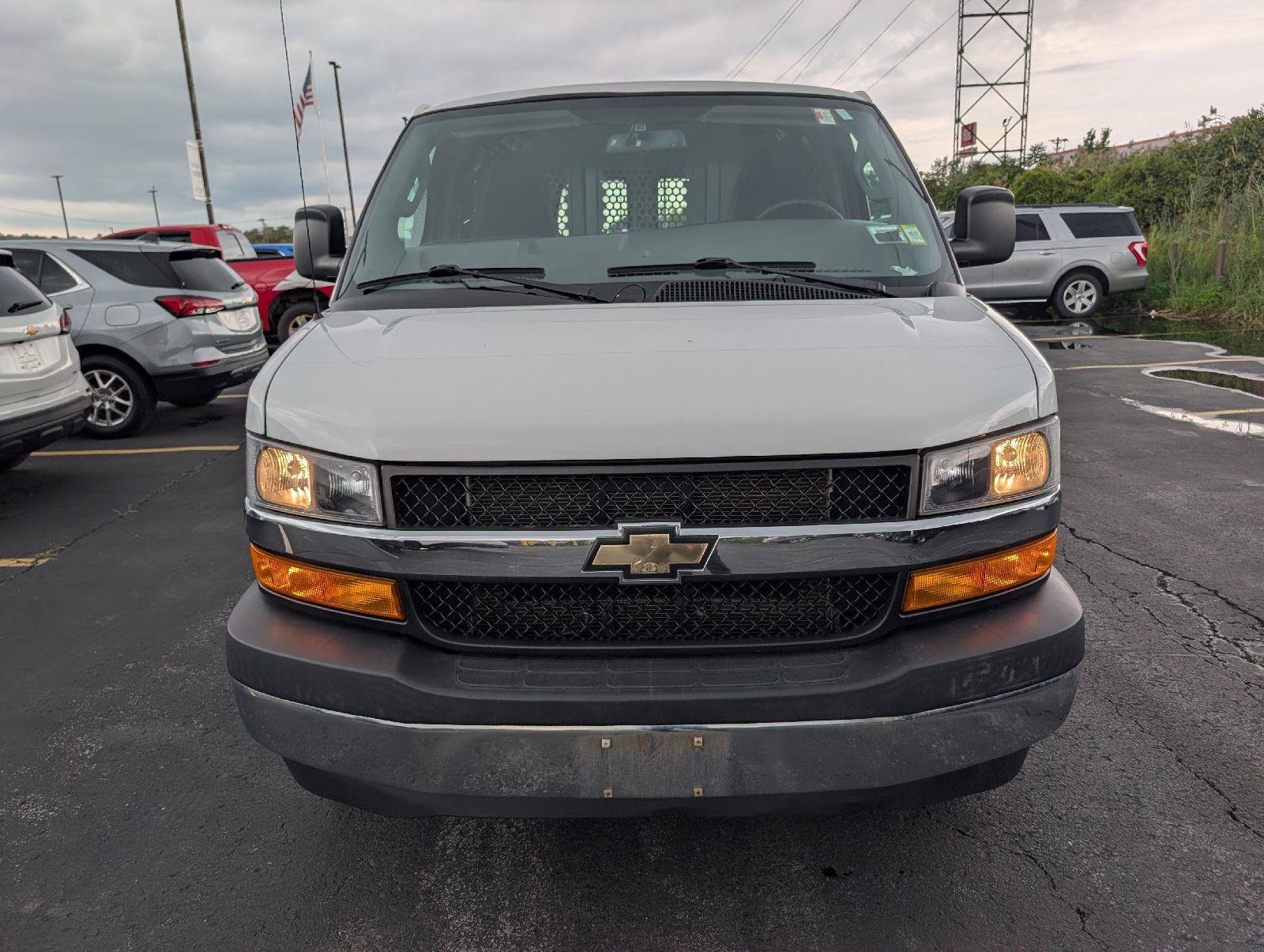 Used 2018 Chevrolet Express 2500 w/ Driver Convenience Package RWD image 2