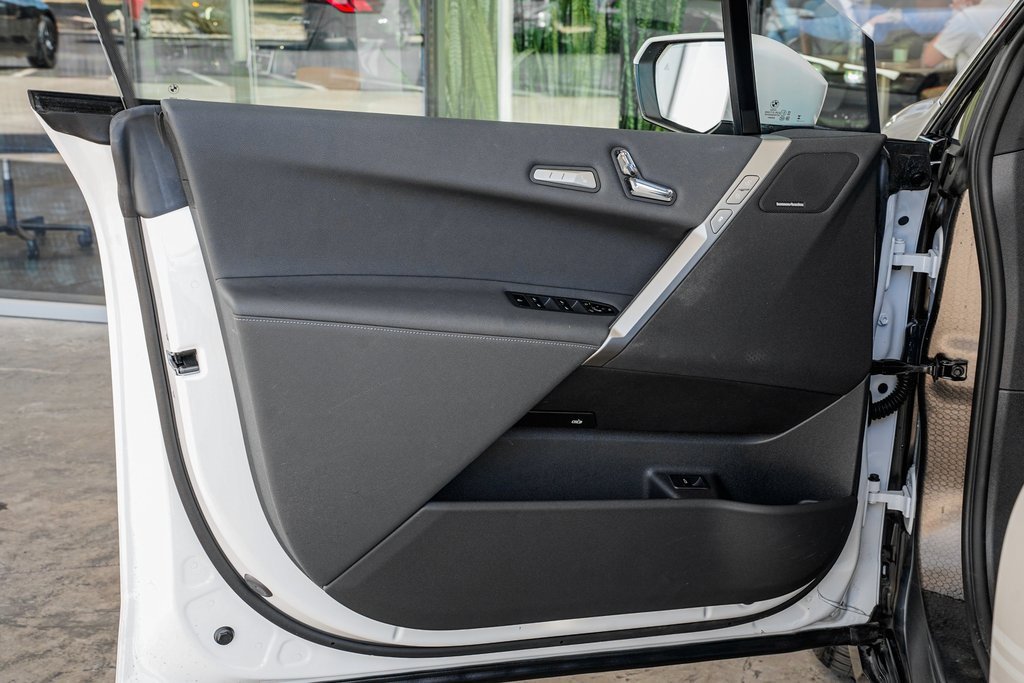 Used 2025 BMW iX xDrive50 w/ Premium Package image 9