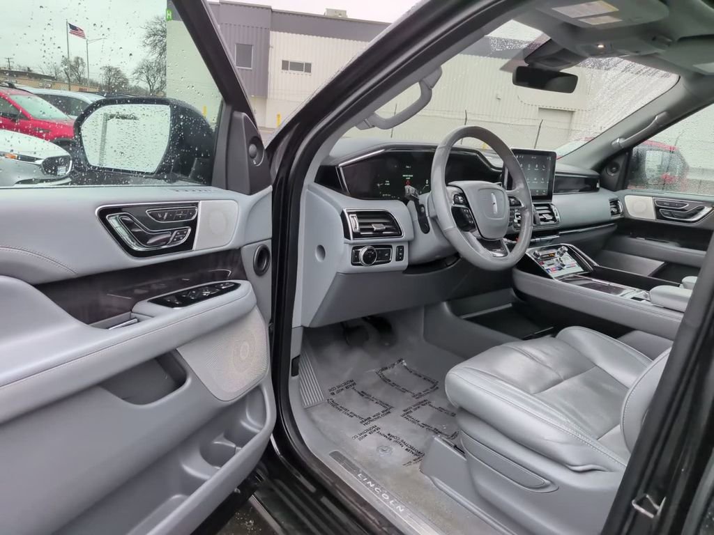 Used 2019 Lincoln Navigator L Reserve image 12