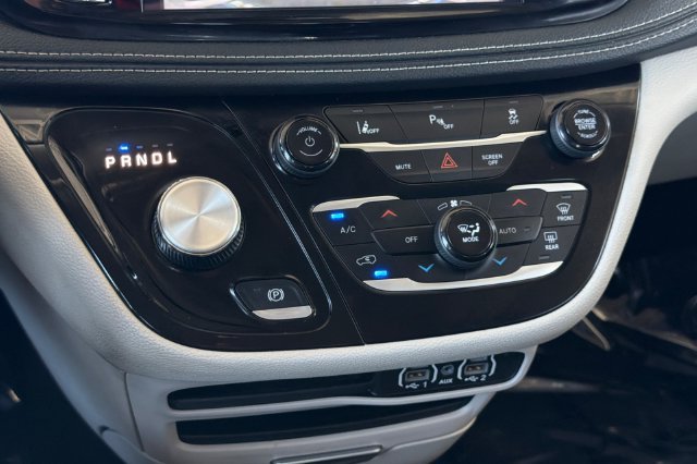 Used 2024 Chrysler Pacifica Limited FWD image 26