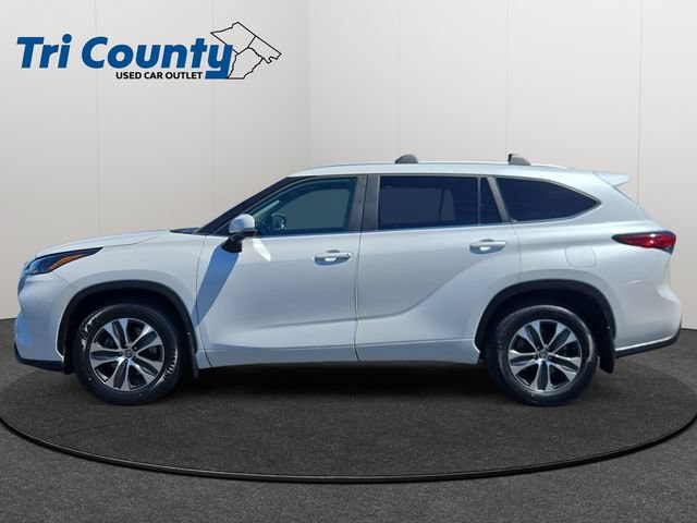 Used 2023 Toyota Highlander XLE FWD image 3