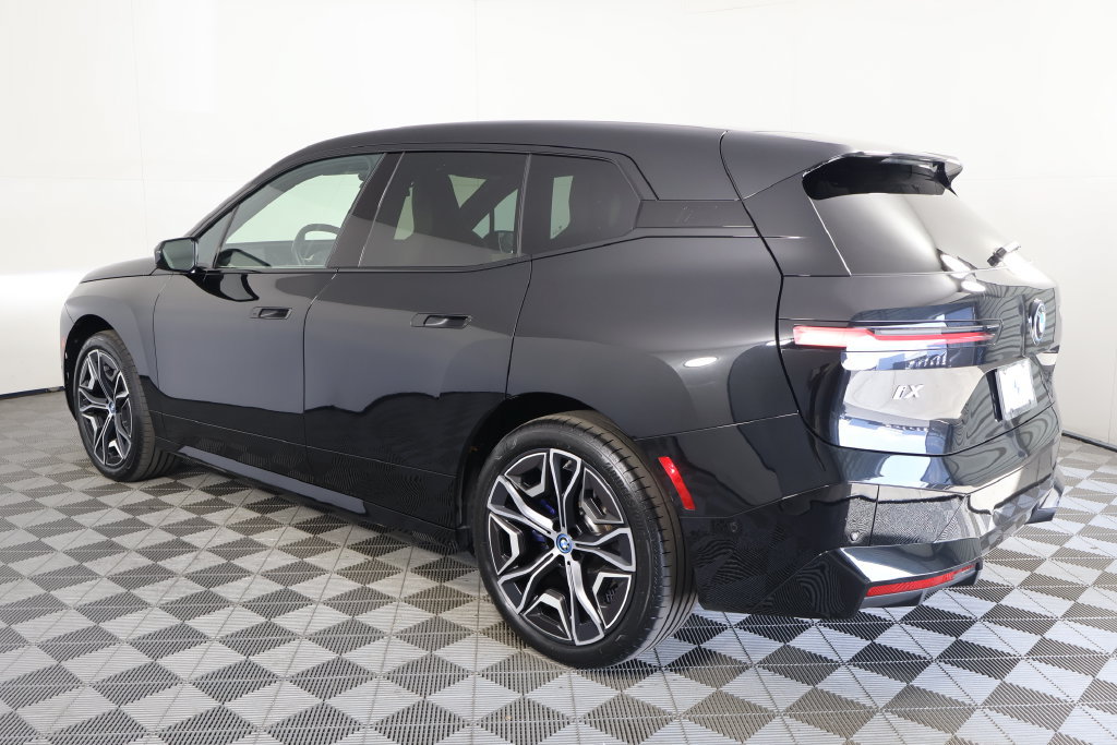Used 2024 BMW iX xDrive50 w/ Sport Package AWD/4WD image 6