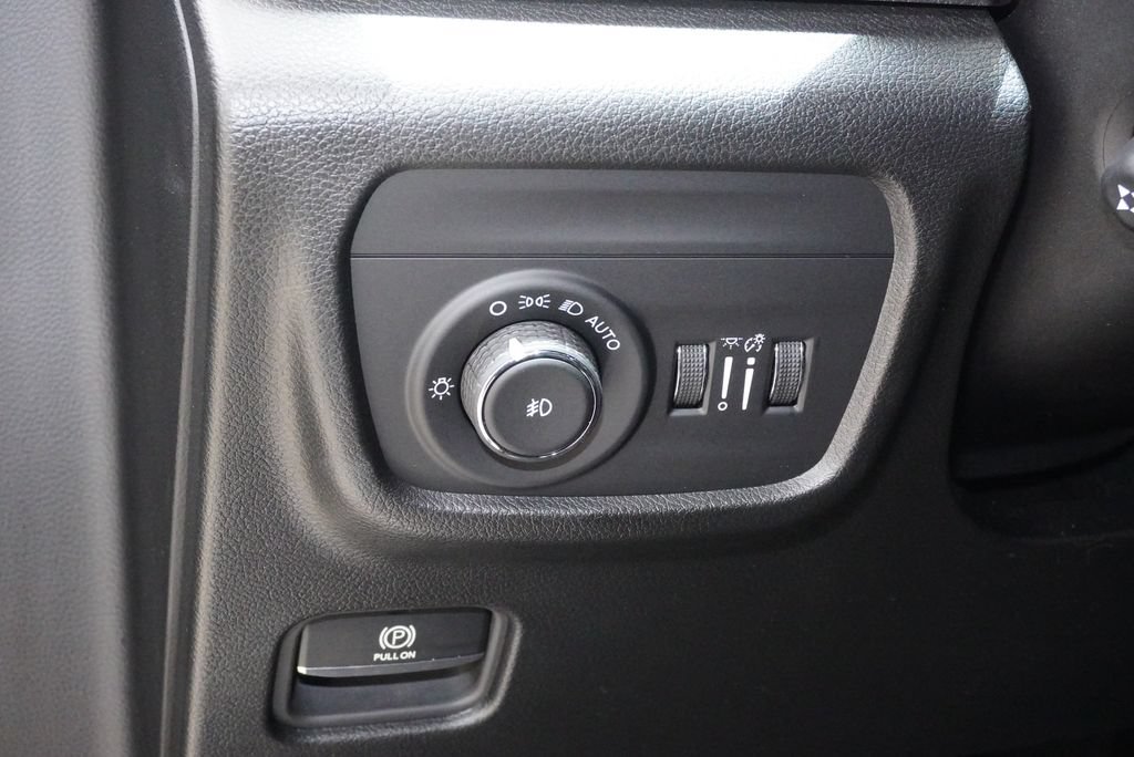 Used 2024 Jeep Grand Cherokee Overland w/ Luxury Tech Group IV AWD/4WD image 26