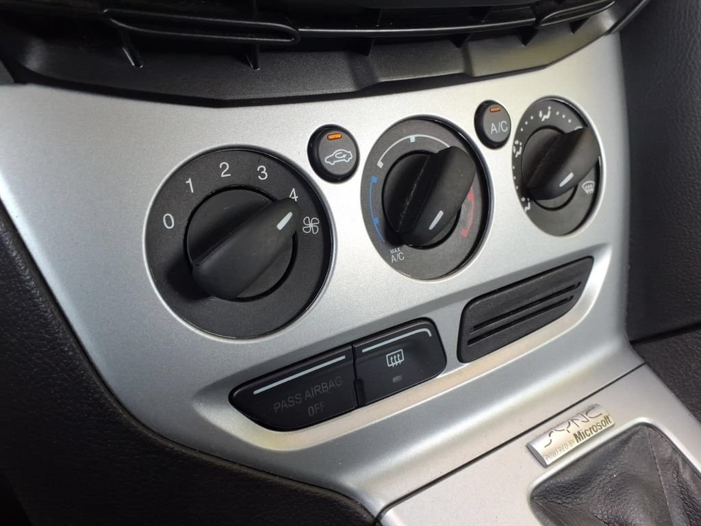 Used 2012 Ford Focus SE FWD image 22