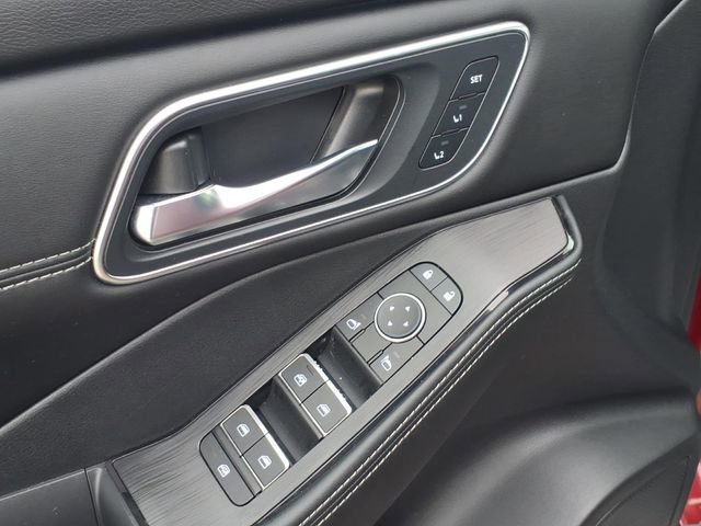 Used 2025 Nissan Rogue Platinum w/ Tech Package image 17