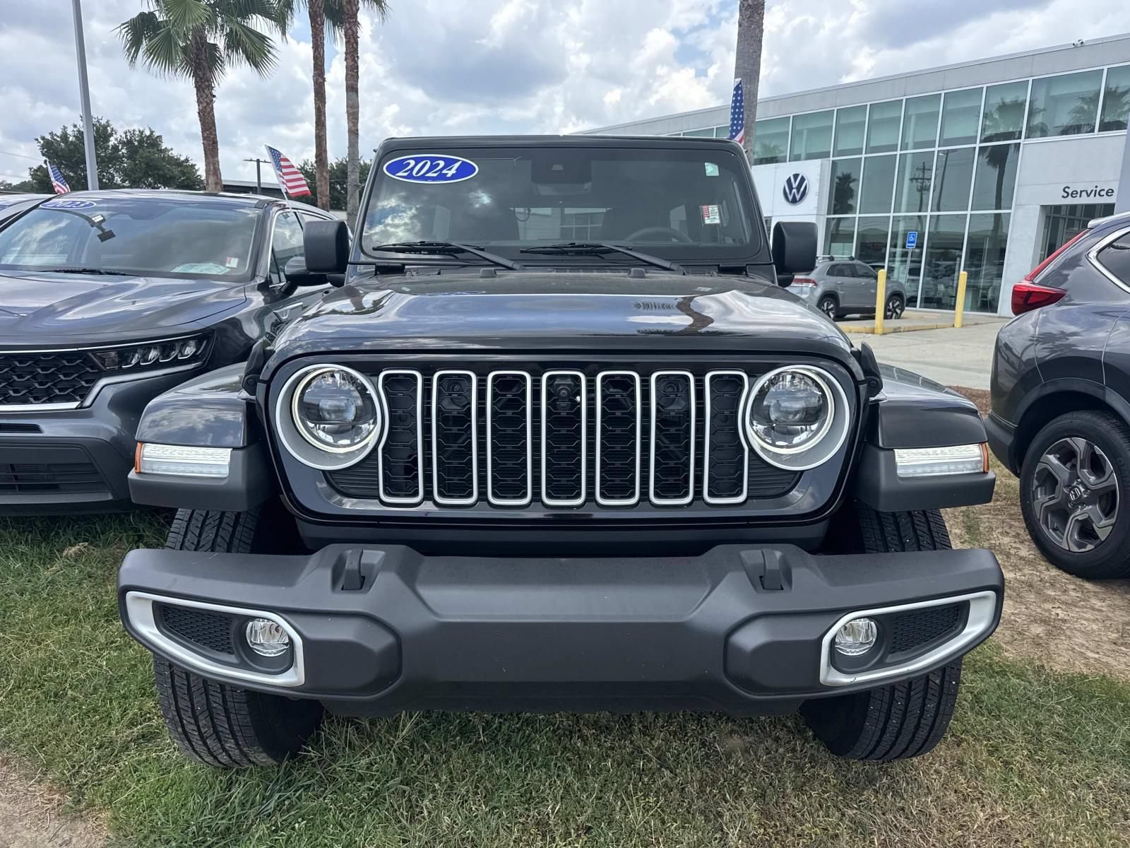 Used 2024 Jeep Wrangler Unlimited Sahara w/ Technology Group AWD/4WD image 2