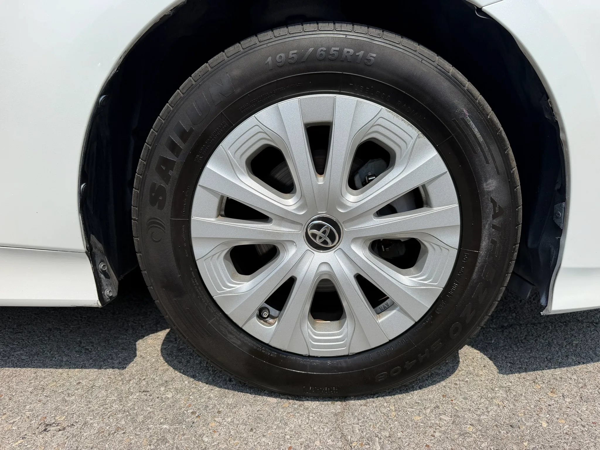 Used 2021 Toyota Prius L Eco FWD image 12