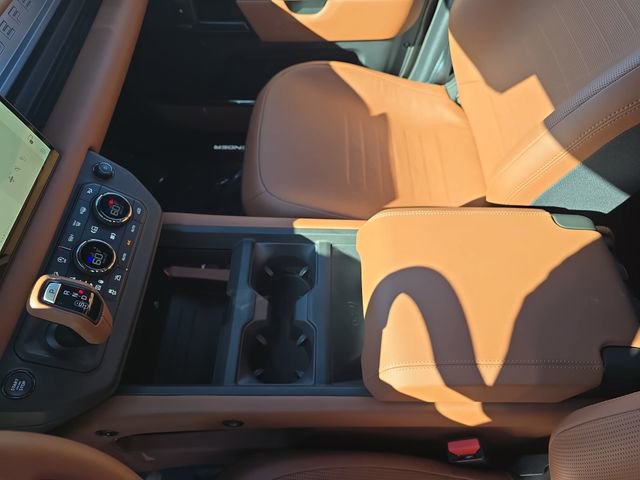 Used 2025 Land Rover Defender 110 image 27