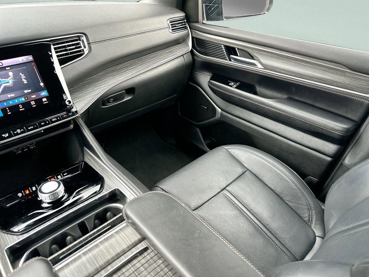 Used 2023 Jeep Wagoneer Series III w/ Preferred Equipment Group image 14