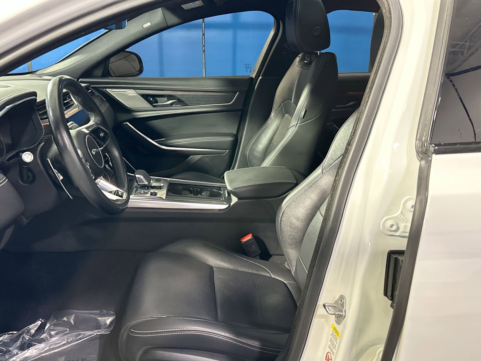 Used 2022 Jaguar XF R-Dynamic SE image 13