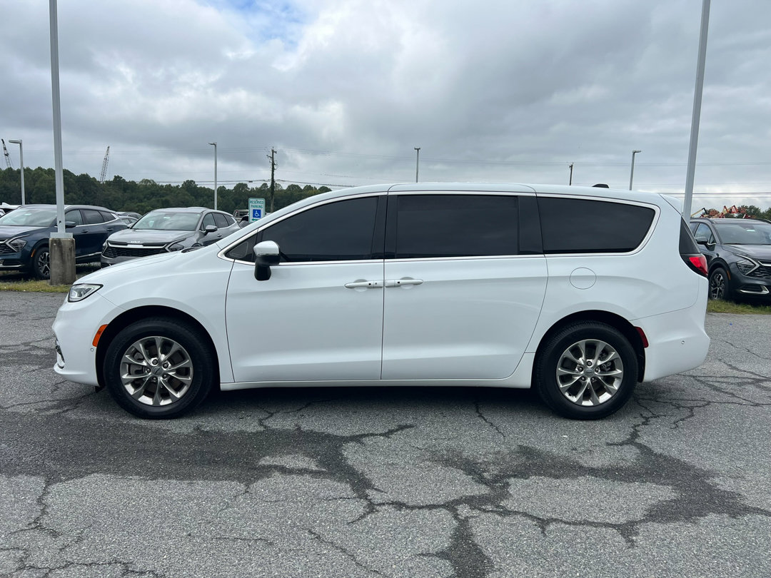 Used 2023 Chrysler Pacifica Touring-L image 2