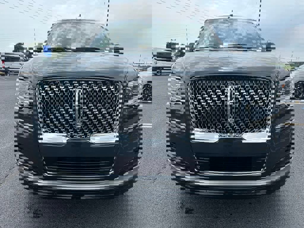 Used 2024 Lincoln Navigator Reserve image 3