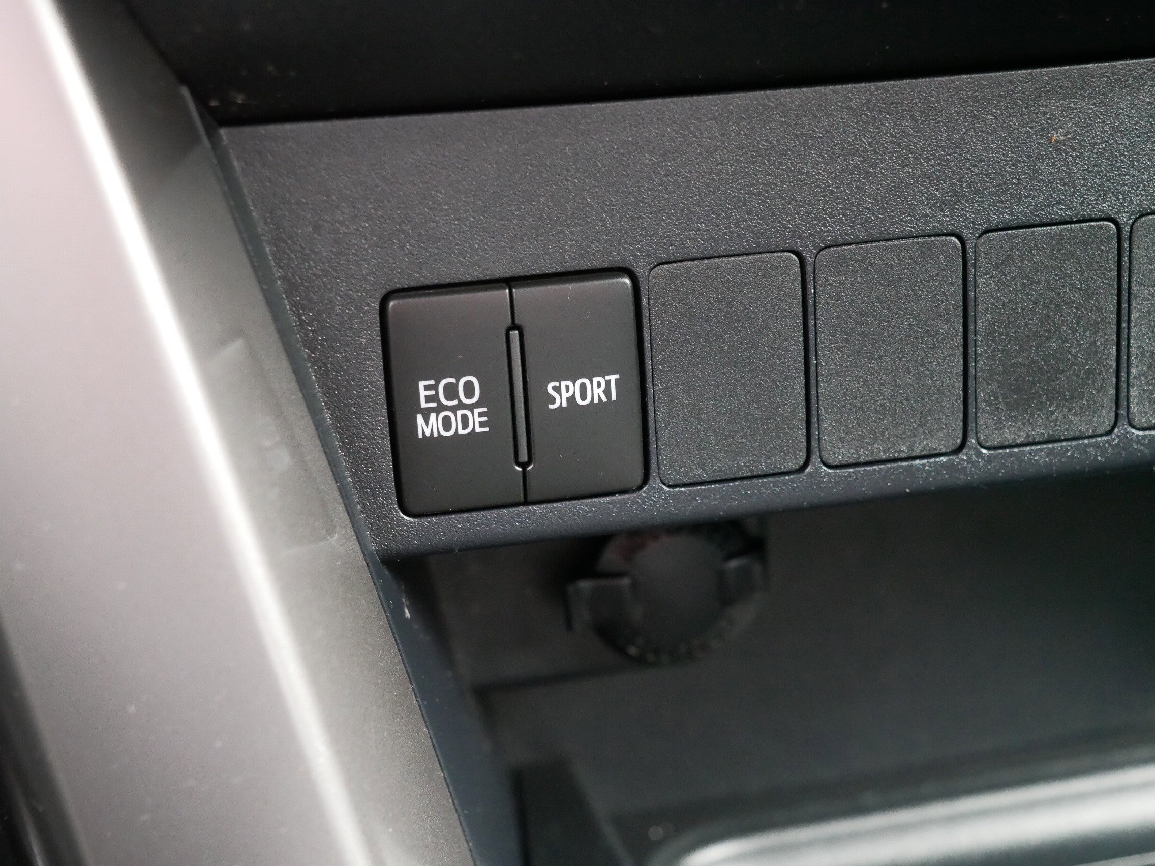 Used 2018 Toyota RAV4 XLE image 31