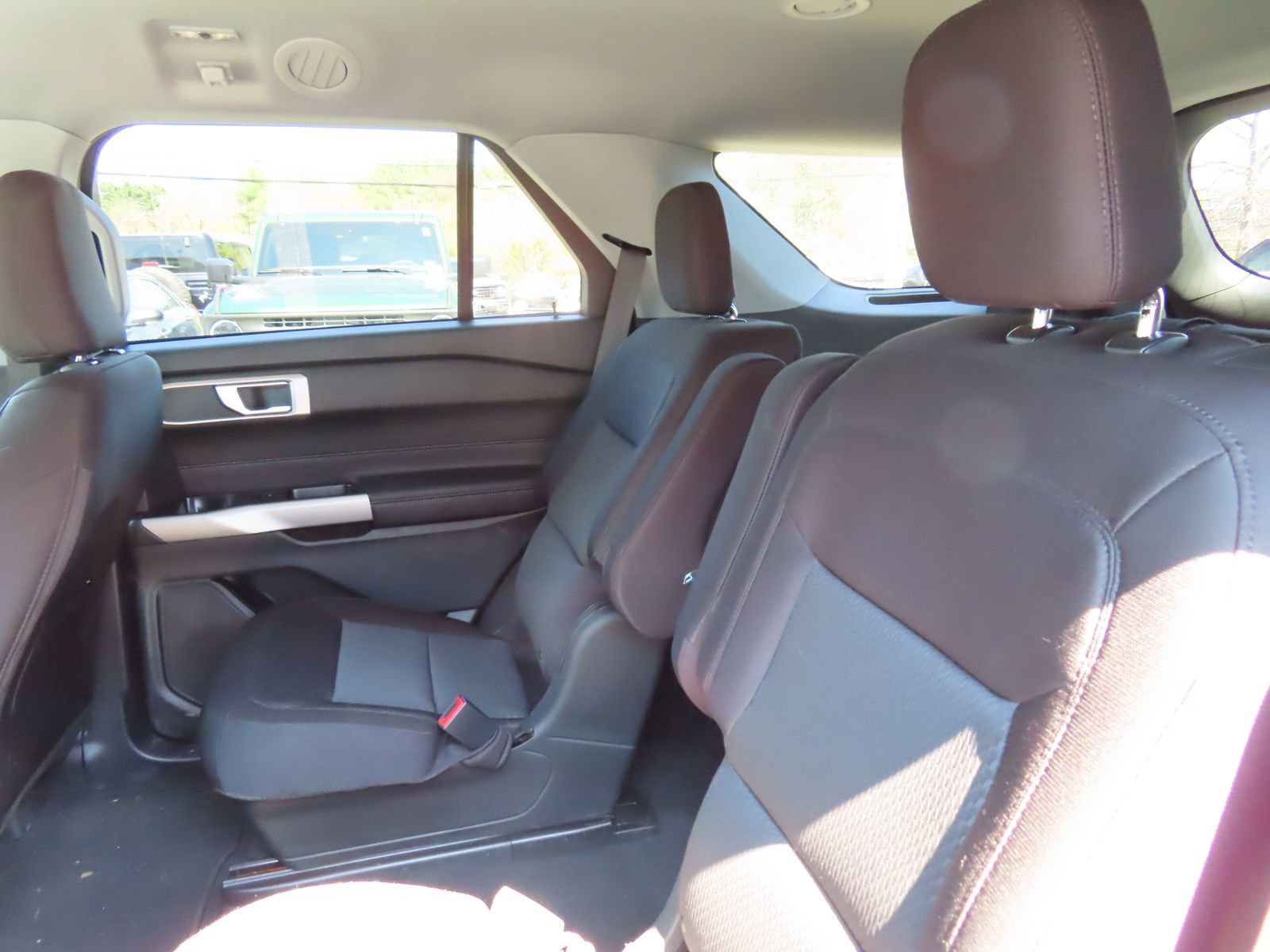 Used 2022 Ford Explorer XLT image 32