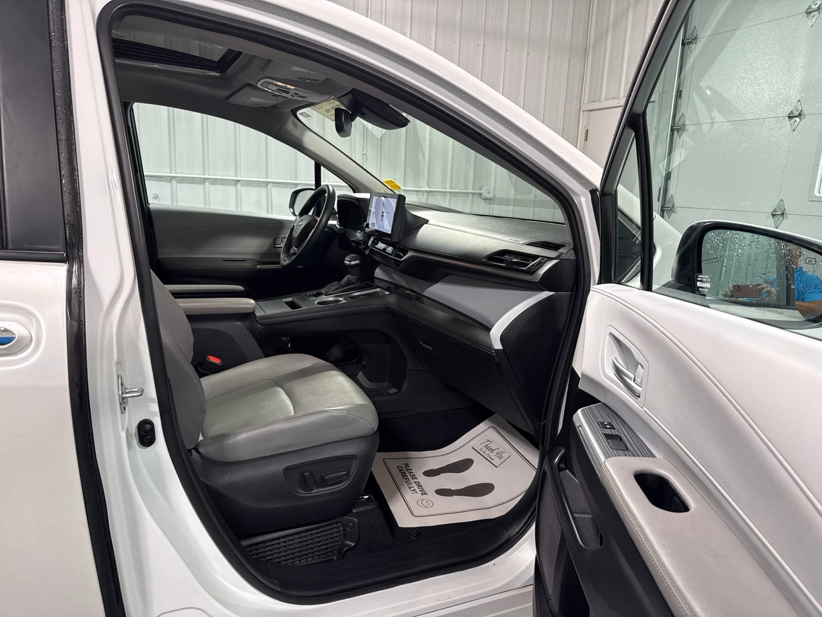Used 2025 Toyota Sienna XLE FWD image 12