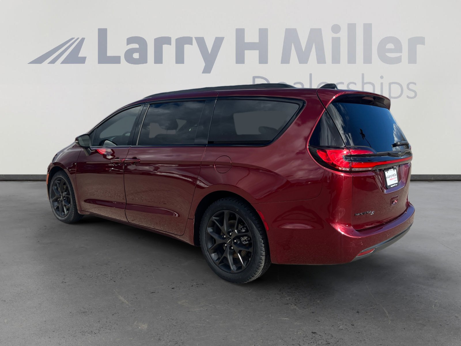 Used 2023 Chrysler Pacifica Touring-L w/ S Appearance Package image 3