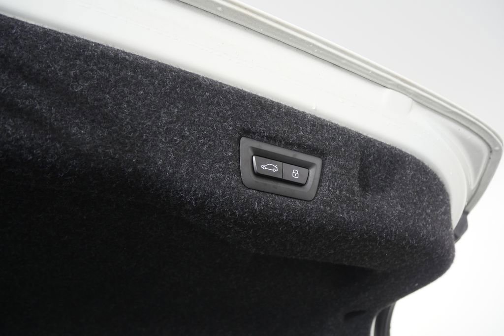 Used 2025 BMW i5 eDrive40i w/ M Sport Package image 17