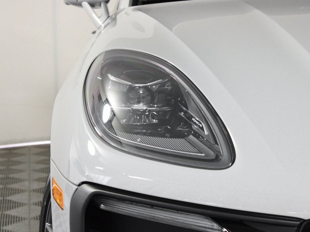Certified 2026 Porsche Macan AWD/4WD image 11