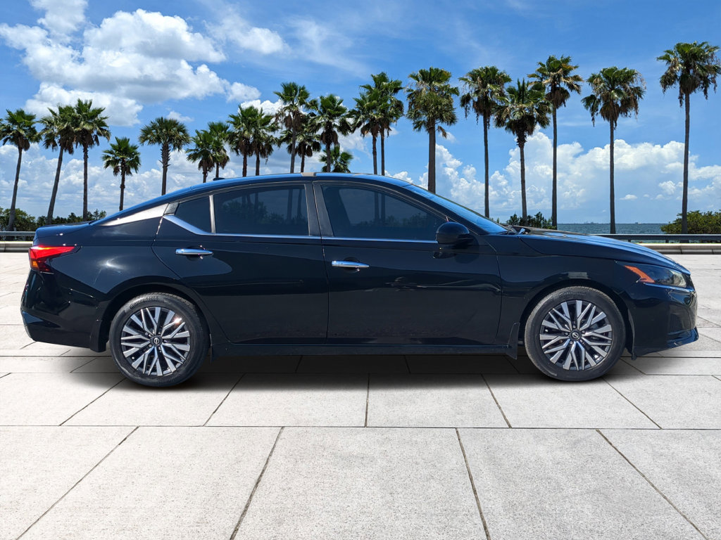 Used 2023 Nissan Altima 2.5 SV FWD image 4