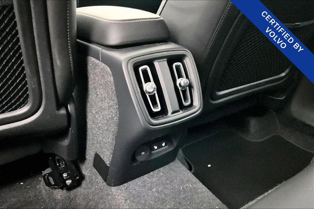 Used 2025 Volvo XC40 B5 Plus image 32