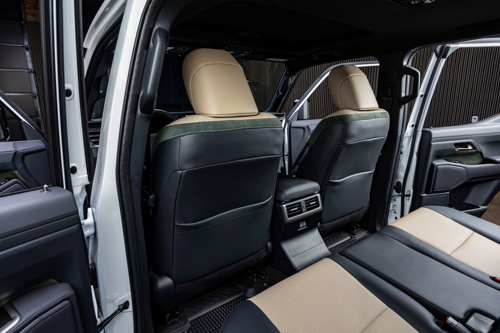 Used 2025 Lexus GX 550 image 34