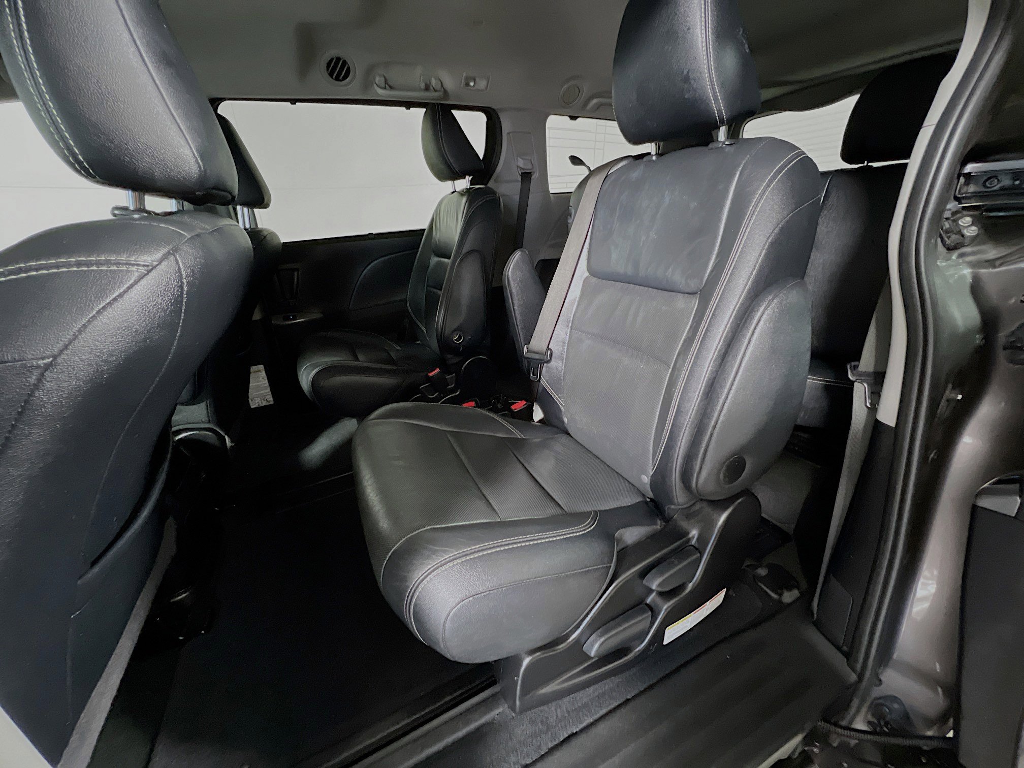 Used 2015 Toyota Sienna SE w/ SE Preferred Package image 29