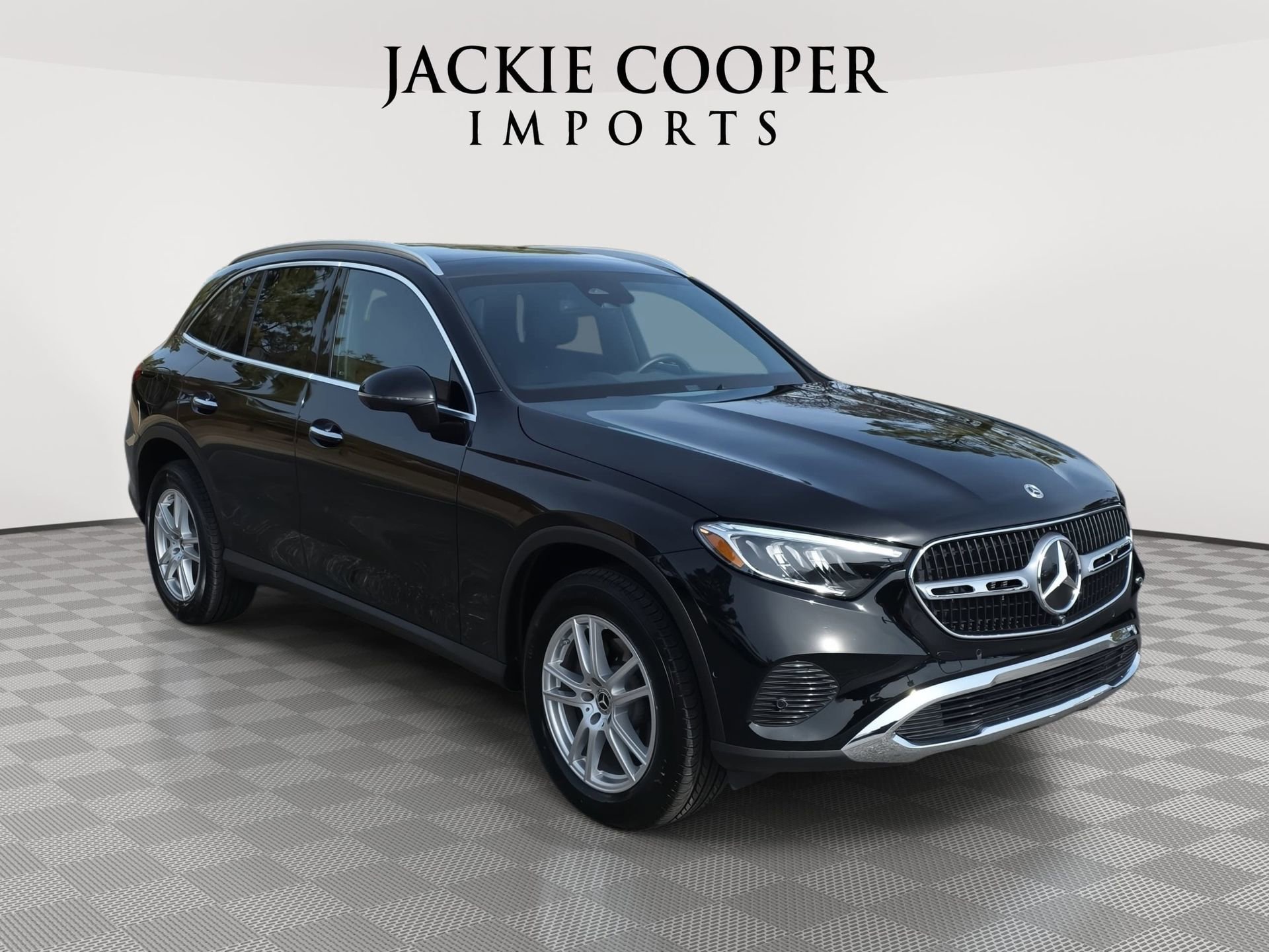Used 2025 Mercedes-Benz GLC 300 4MATIC image 3