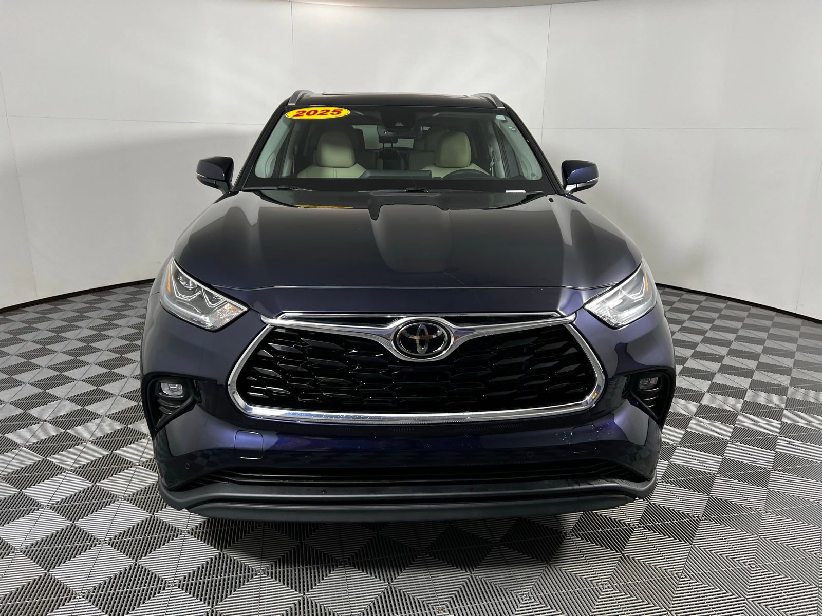 Certified 2025 Toyota Highlander Limited image 2
