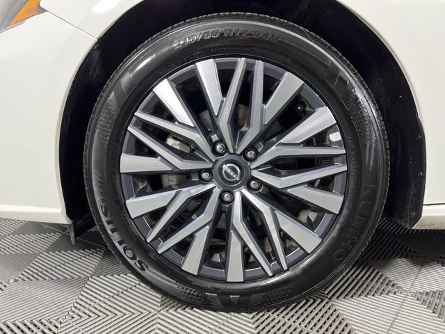 Used 2025 Nissan Altima 2.5 SV image 13