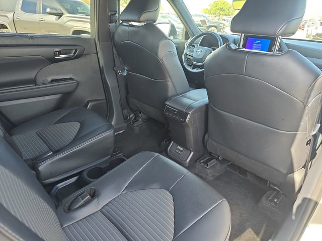 Used 2025 Toyota Highlander XSE AWD/4WD image 12