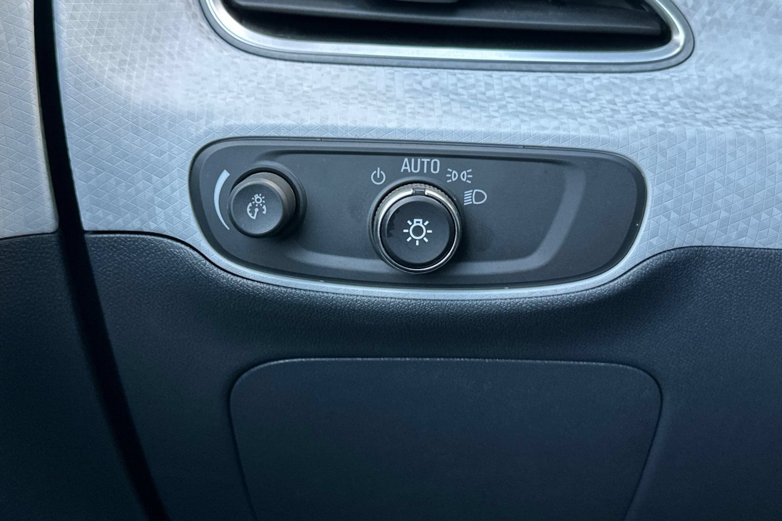 Used 2020 Chevrolet Bolt Premier w/ Infotainment Package FWD image 36