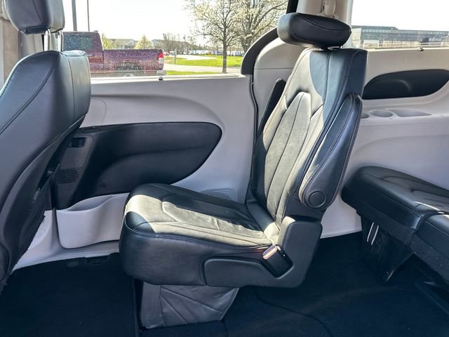 Used 2019 Chrysler Pacifica Touring-L FWD image 15