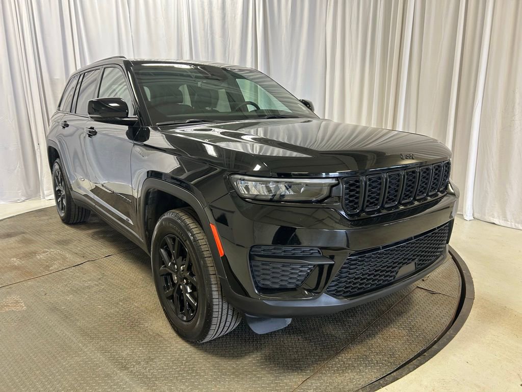 Used 2024 Jeep Grand Cherokee Altitude image 1