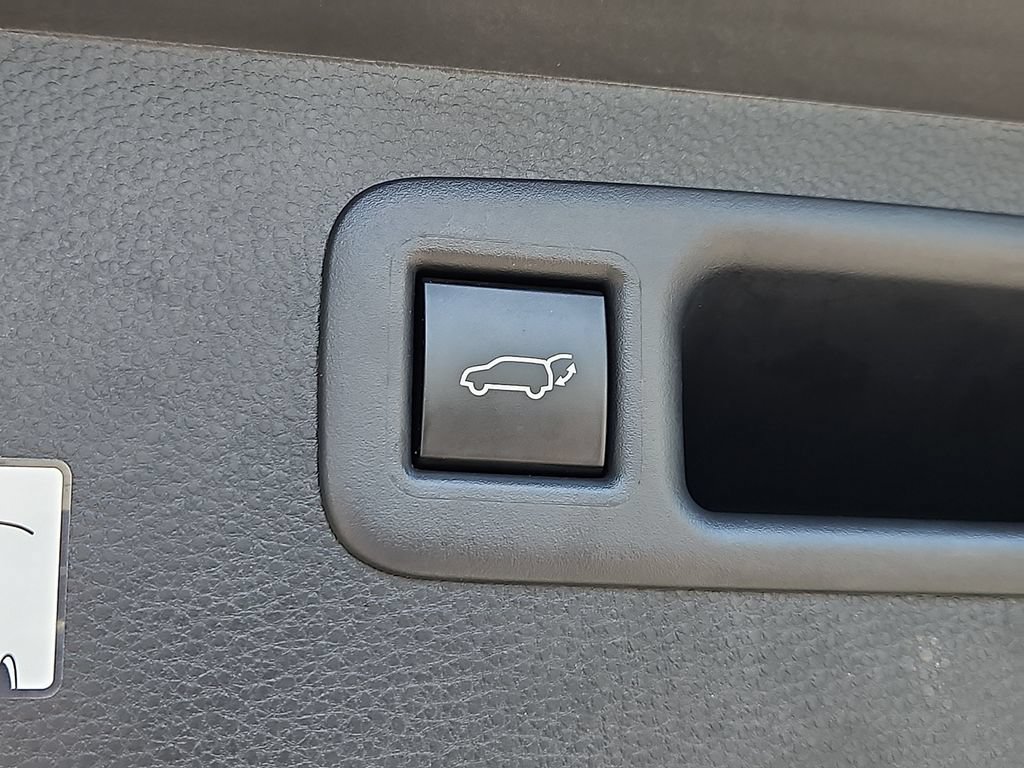 Used 2025 Toyota Highlander LE AWD/4WD image 29