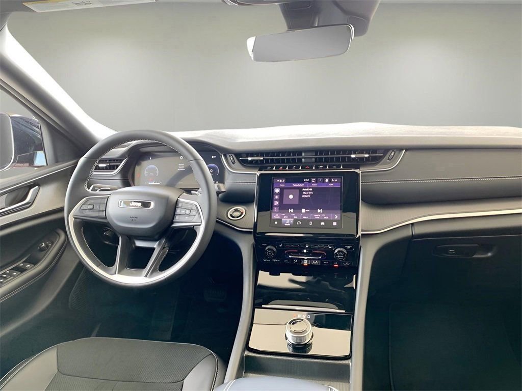 New 2025 Jeep Grand Cherokee L Altitude image 32