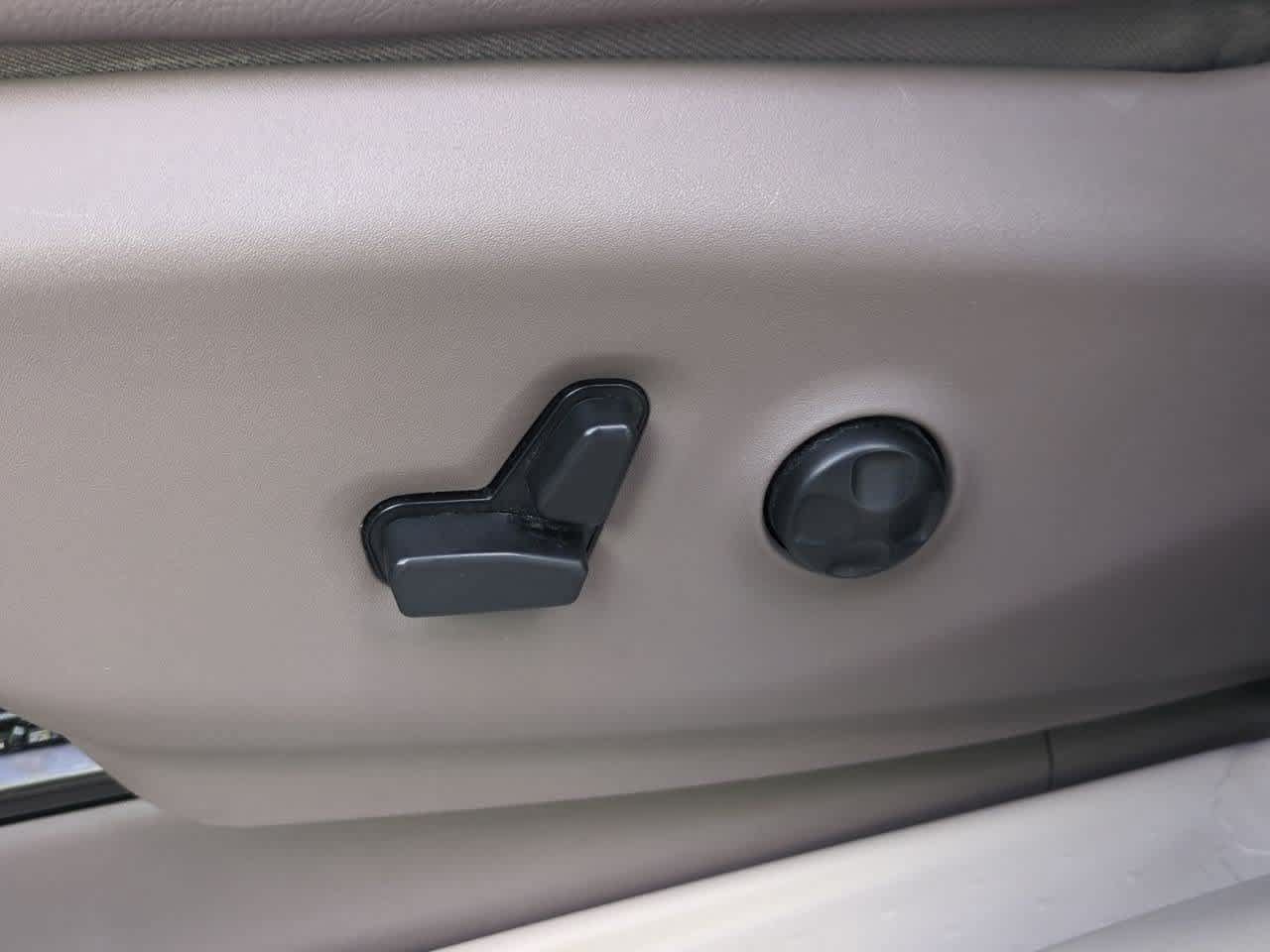 Used 2017 Chrysler Pacifica Touring-L FWD image 16