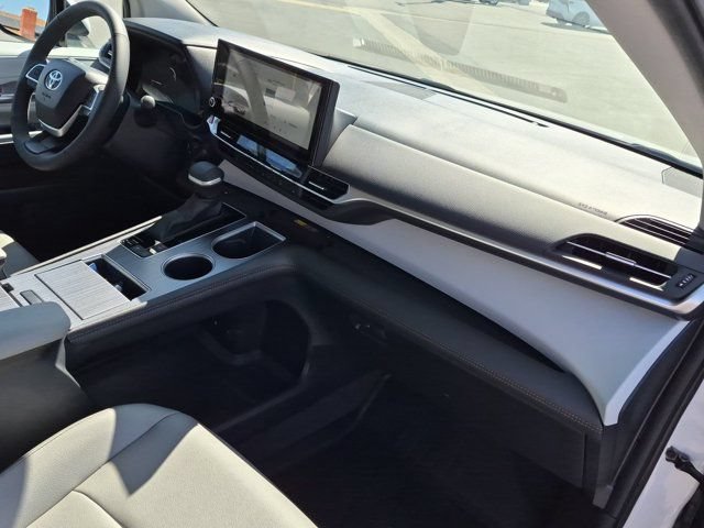 Used 2026 Toyota Sienna XLE FWD image 6