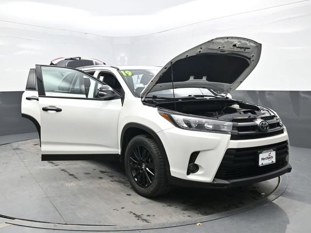 Used 2019 Toyota Highlander SE w/ Nightshade Edition AWD/4WD image 48