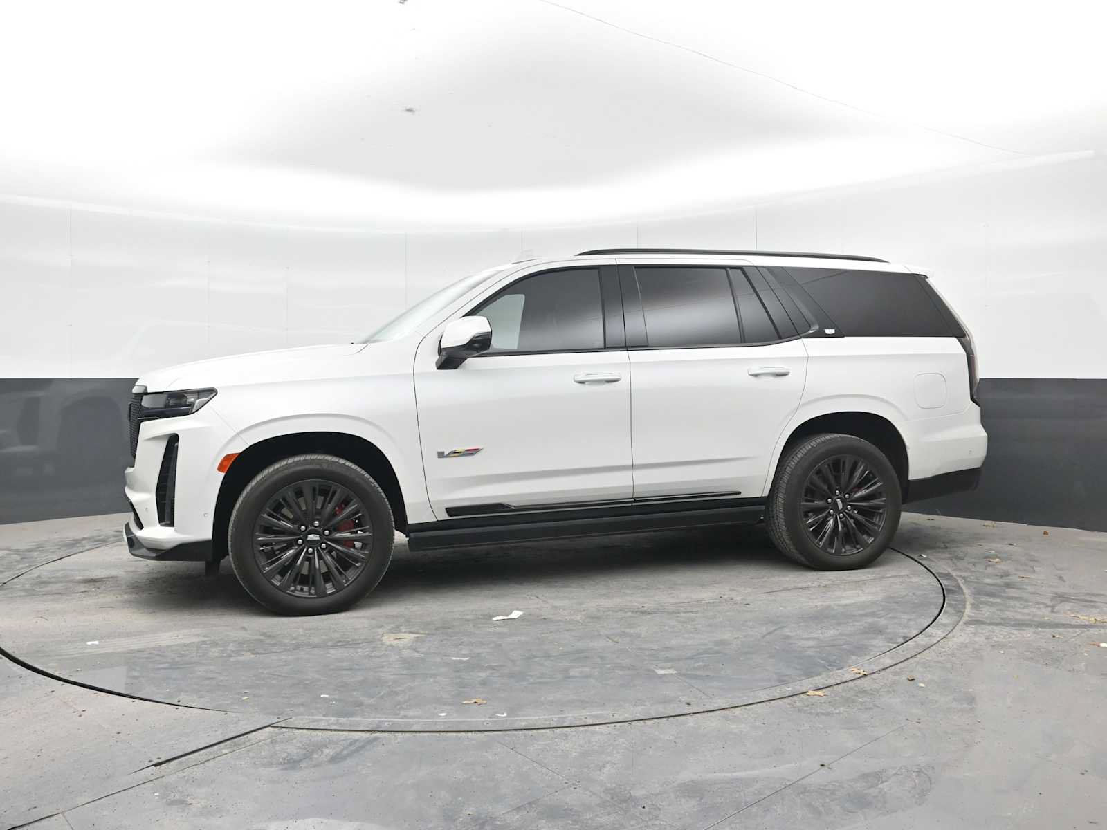 Used 2024 Cadillac Escalade V w/ LPO, ONYX Package AWD/4WD image 4
